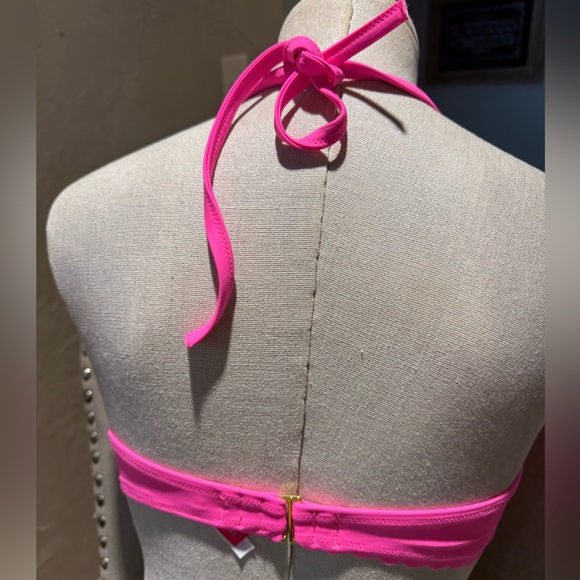 Victorias Secret Getaway
Halter Bikini Top 36C. Deep pink - Picture 3 of 4
